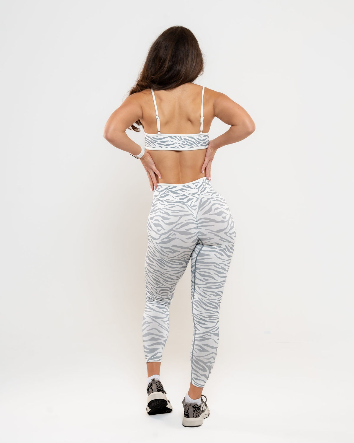 Impulse komplet (top i helanke) Off White - zebra print, cela figura, zadnja strana, drugi kadar